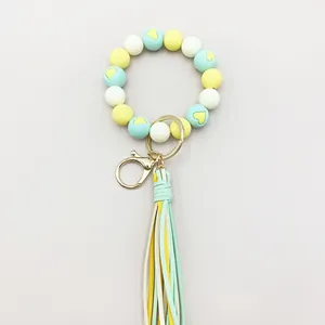 Detailansicht des pastellfarbenen Silikonperlen-Armband-Schlüsselanhängers mit Herz.