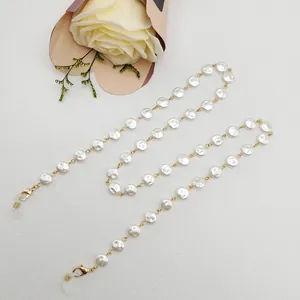 Elegante weiße Perlenkette für Masken und Brillen mit goldenen Karabinern und Schlaufen