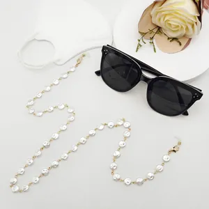 Elegante Perlenkette für Masken und Brillen mit goldenem Karabiner und Silikonringen.