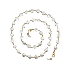 Elegante goldene Brillenkette mit weißen Perlen in Hammerschlag-Optik spiralförmig.