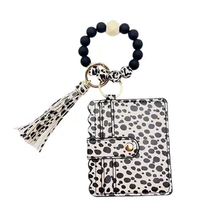 Tarjetero de leopardo con pulsera de cuentas de silicona y llavero de borla