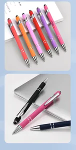 Detalle macro de bolígrafos de colores con puntas táctiles capacitivas