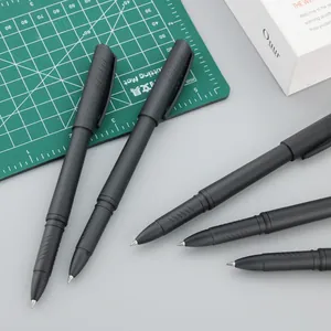 Gedetailleerde close-up van zwarte 0,5 mm gelpennen met minimalistische matte afwerking
