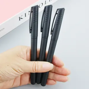 Hand met drie slanke zwarte 0,5 mm gelpennen voor kantoor- en zakelijk gebruik