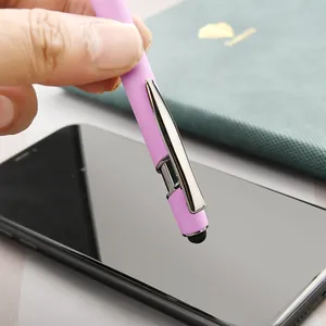 Lápiz óptico metálico rosa premium y bolígrafo usados en pantalla de smartphone.