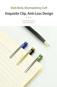 Vista detallada de bolígrafos de metal de lujo con clip enganchados a un cuaderno