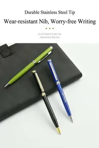 Vista detallada de tres bolígrafos metálicos sobre un cuaderno de cuero negro elegante.
