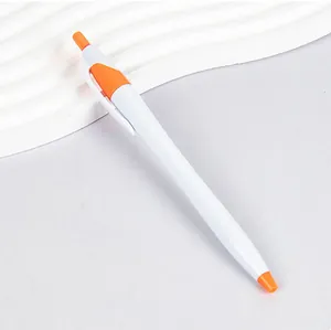 Vista detallada de un bolígrafo retráctil con cuerpo blanco y detalles en naranja