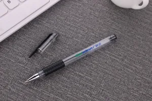 Detailansicht eines personalisierten Logos auf einem durchsichtigen Gelschreiber