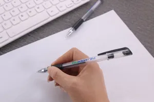 Nahaufnahme einer Hand, die einen transparenten Gelstift mit anpassbarem Logo-Detail hält