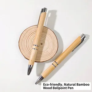 Bolígrafos de bambú natural ecológicos con detalles de metal plateado sobre madera