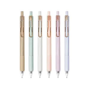 Set aus 6 bonbonfarbenen Druckkugelschreibern mit roségoldenen Clips und Softgriff.
