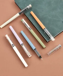 Detaillierte Nahaufnahme von schnell trocknenden Tintenrollern mit bunten Gehäusen