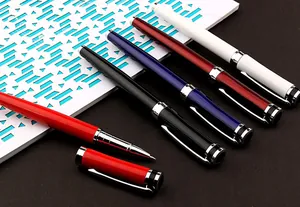 Vue détaillée de stylos roller métalliques colorés pour un usage professionnel au bureau