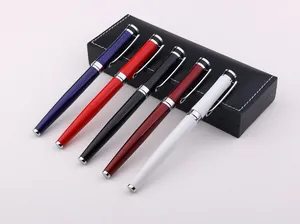 Vue détaillée de stylos signature en métal de qualité en cinq couleurs avec un coffret en cuir noir