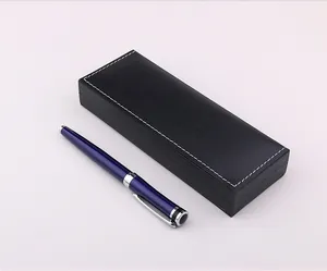 Détail d'un stylo en métal bleu professionnel avec son coffret cadeau noir en similicuir élégant