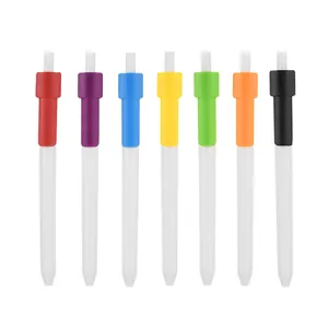 Lot de sept stylos à bille rétractables colorés avec corps blancs pour le bureau