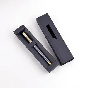 Elegante confezione regalo nera con finestra e penna grigio metallizzato con accenti dorati.