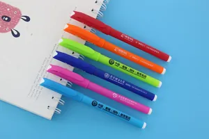 Λεπτομέρεια έξι πολύχρωμων στυλό gel 0,5 mm με δείγματα εκτύπωσης προσαρμοσμένου λογότυπου.
