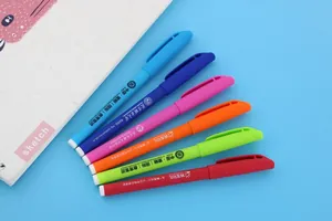 Λεπτομερής προβολή έγχρωμων στυλό gel 0,5 mm με δείγματα προσαρμοσμένων λογότυπων