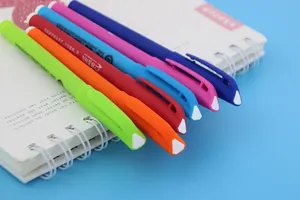 Σετ έξι ζωντανών πολύχρωμων στυλό gel σε σελίδα σημειωματάριου σκαριφημάτων