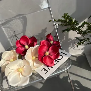Detailansicht von hochwertigen roten und cremefarbenen Seiden-Magnolien-Kunstblumen