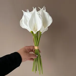 Detaillierte Nahaufnahme eines eleganten weißen EVA-Calla-Lilien-Bouquets für Deko