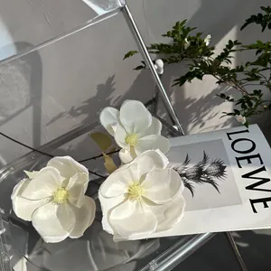 Detaillierte Nahaufnahme von 3-köpfigen Magnolien-Seidenblumen mit zarten Texturen