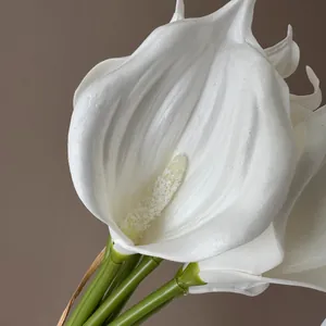 Nahaufnahme der realistischen Textur weißer künstlicher Calla-Lilienblüten aus EVA.