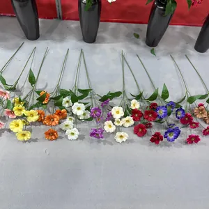 Detailansicht der mehrfarbigen 6-köpfigen Seiden-Schmetterlingsblumen für Hochzeitsdeko.