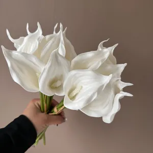 Nahaufnahme eleganter weißer EVA künstlicher Calla-Lilien für die Hochzeitsdeko