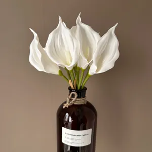 Detaillierte Ansicht weißer EVA-Calla-Lilien in einer braunen Glasvase für Deko