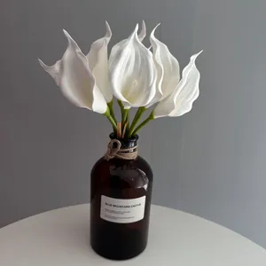 Detailansicht weißer EVA-Calla-Lilien Kunstblumen in einer braunen Glasvase für die Deko