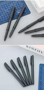 Gedetailleerde macro-opname van matzwarte professionele gelpennen op een bureau van designer