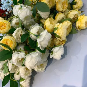 Primo piano di un bouquet realistico di peonie artificiali bianche e gialle per casa