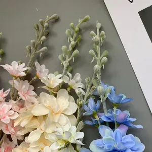 Detalle de primer plano de la textura flocada de flores de delphinium artificiales