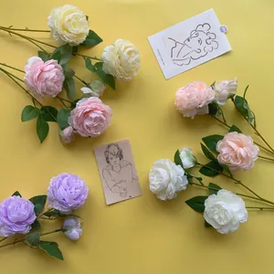 Detailansicht künstlicher 3-Kopf-Pfingstrosen in verschiedenen Farben für Hochzeiten.