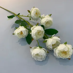 Dettaglio di un ramo di peonie artificiali bianche a 7 teste per la decorazione