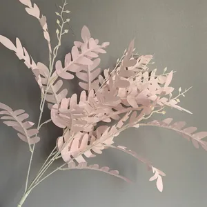 Gedetailleerde weergave van 5-takkige roze kunstmatige acacia bladeren voor bruiloft decor.
