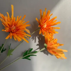 Realistische orangefarbene künstliche Spinnenmumienblüten mit detaillierten Blättern