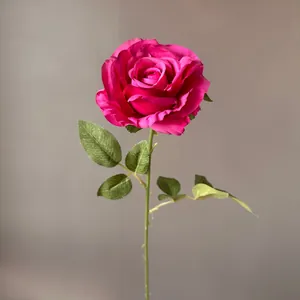 Detaillierte Nahaufnahme einer realistischen magenta Kunstrose mit grünen Blättern