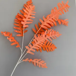 Detailopname van kunstmatige oranje varenbladeren voor decoratie van trouwlocaties