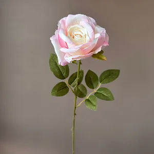 Detailansicht einer einzelnen künstlichen rosa-cremefarbenen Rose für die Dekoration