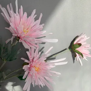 Makroaufnahme von künstlichen rosa Spinnenchrysanthemen-Blütenblättern mit Seidentextur