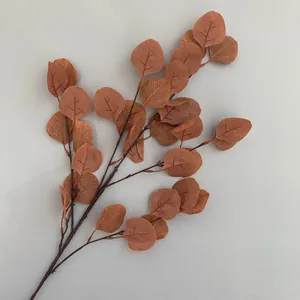 Detailopname van kunstmatige roestbruine eucalyptusbladeren met realistische textuur