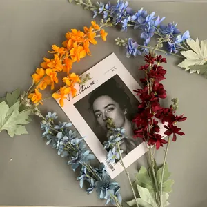Detalle de flores de delphinium flocadas multicolores para una elegante decoración de boda