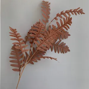 Detailweergave van kunstmatige terracotta varenbladeren voor bruiloftsdecor