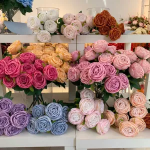 Primo piano di vari bouquet di rose di seta artificiali per la decorazione di eventi