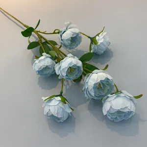 Primo piano di un mazzo di peonie artificiali blu a 7 teste con petali in tessuto