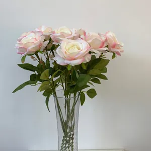 Realistische rosa-weiße Kunstrosen in einer Glasvase für elegante Heimdekoration.